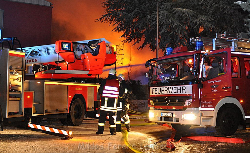 Vollbrand Einfamilienhaus Koeln Fuehlingen Roggendorfer Weg P086.JPG